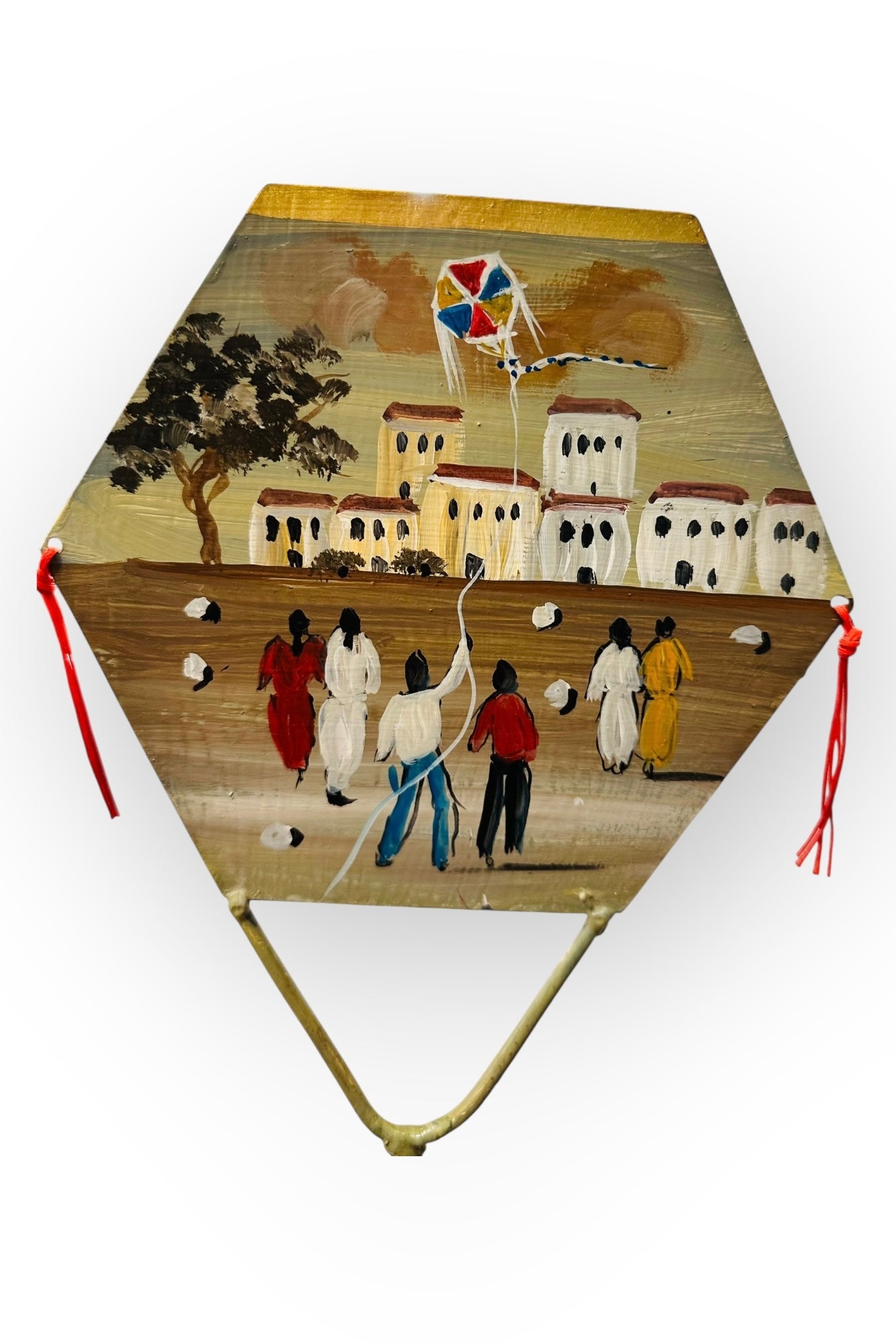 Μεταλλικός χαρταετός ζωγραφισμένος στο χέρι σε βάση από βράχο