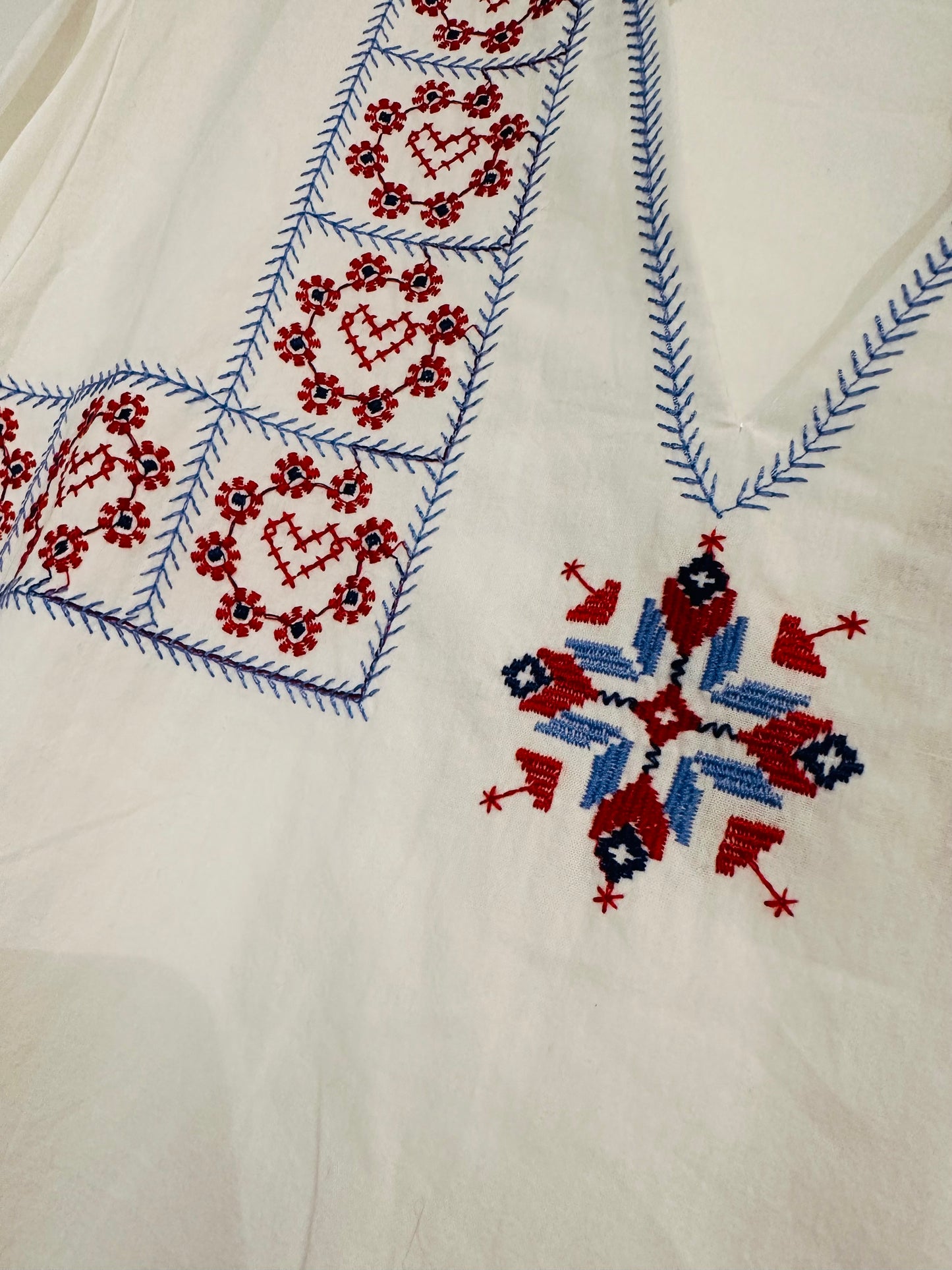 Charizma - Boho φόρεμα με γαλάζια και κόκκινα κεντήματα