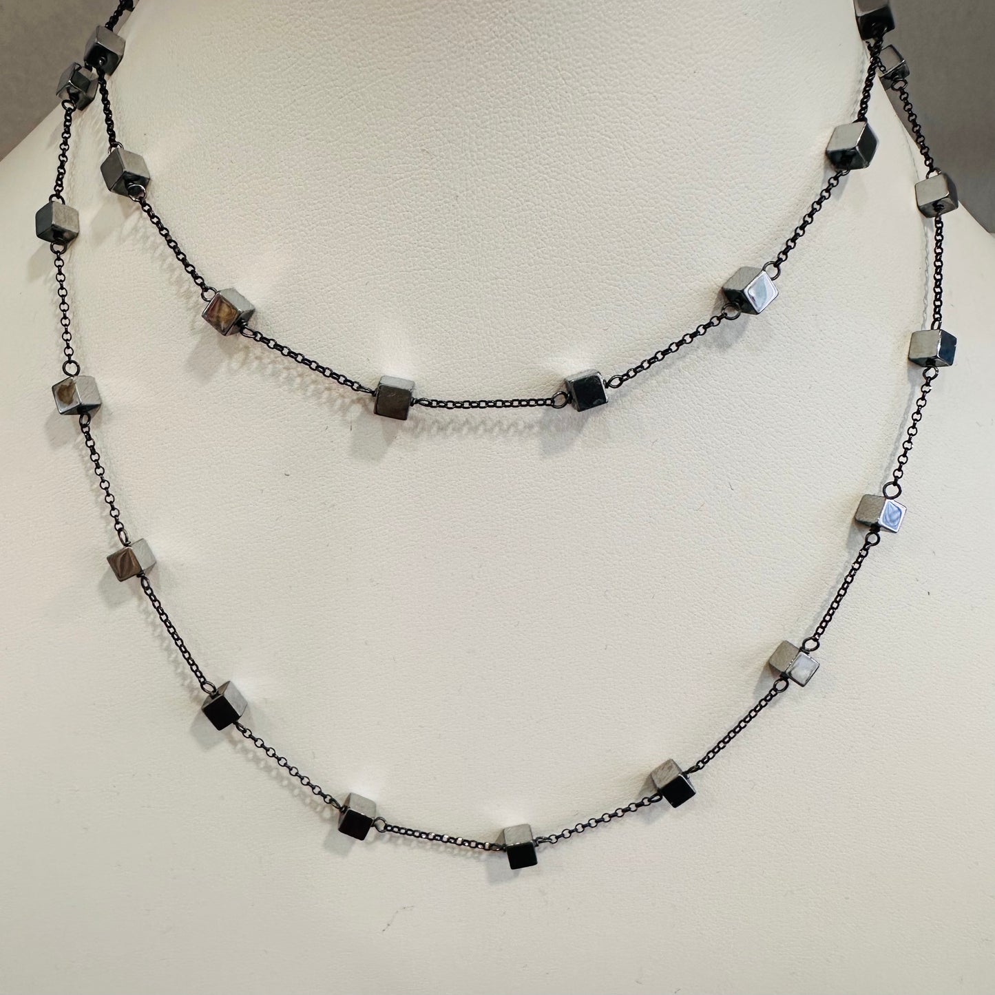 Dora Syrrou - Μαύρο Επιχρύσωμα Κολιέ Μακρύ Με Αιματίτη Μικρό Κυβάκι 95 cm