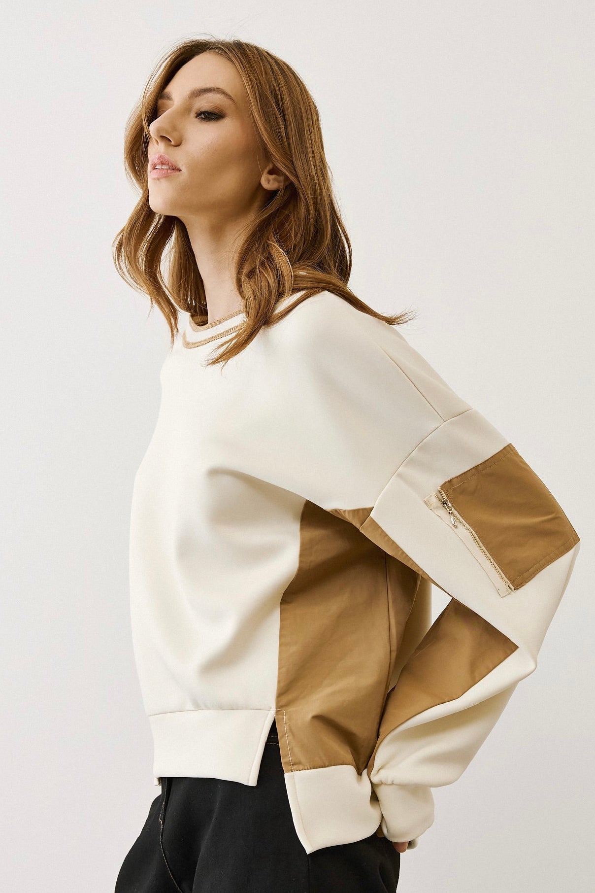 Figaro - Μπλούζα Φούτερ με Διχρωμία & Λεπτομέρεια Τσέπης στο Μανίκι Μπεζ