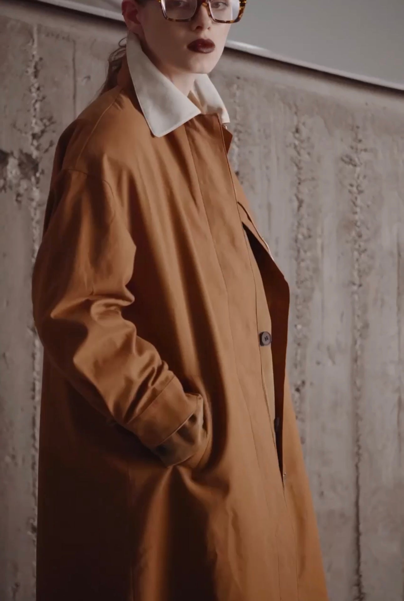 Lumina - Oversize Καμπαρντίνα Midi με Κομψές Αντιθέσεις & Κρυφό Κούμπωμα