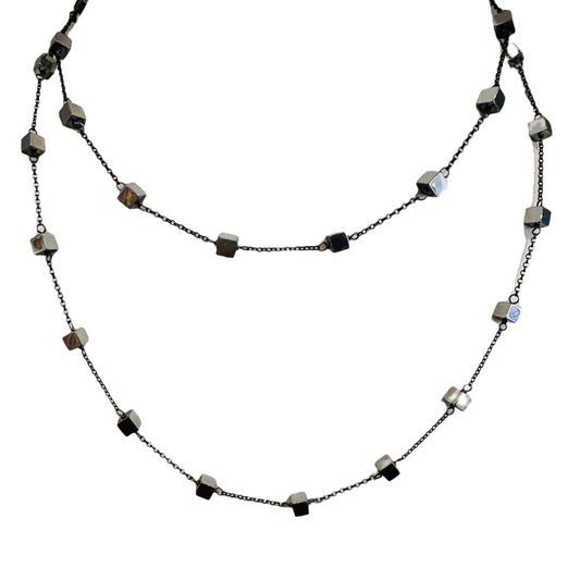 Dora Syrrou - Μαύρο Επιχρύσωμα Κολιέ Μακρύ Με Αιματίτη Μικρό Κυβάκι 95 cm