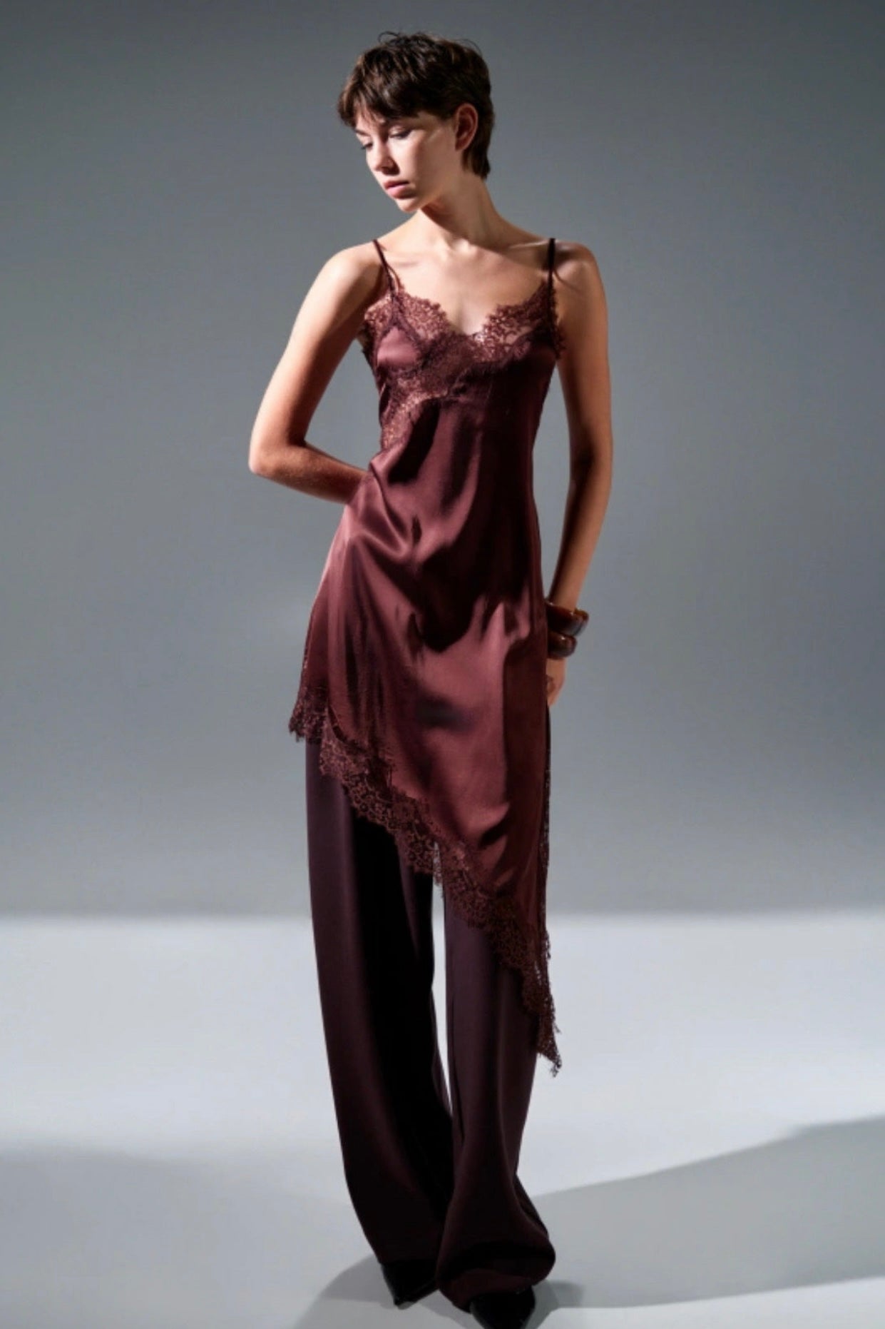 Lumina -Σατέν Φόρεμα Με Δαντέλα & Σκίσιμο