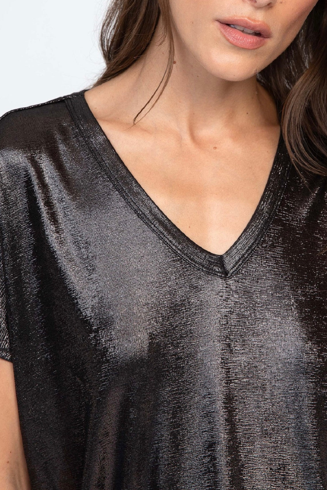 An'ge Agnez- Γυναικείο Γυαλιστερό Μπλουζάκι με V Λαιμόκοψη Μαύρο