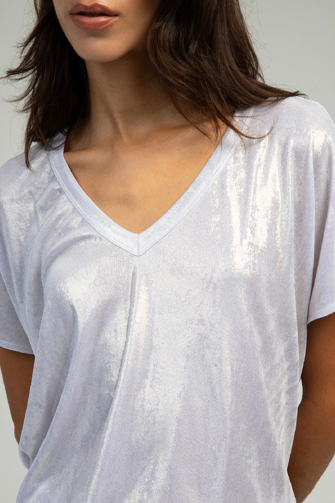 An'ge Agnez- Γυναικείο Γυαλιστερό Μπλουζάκι με V Λαιμόκοψη Λευκό