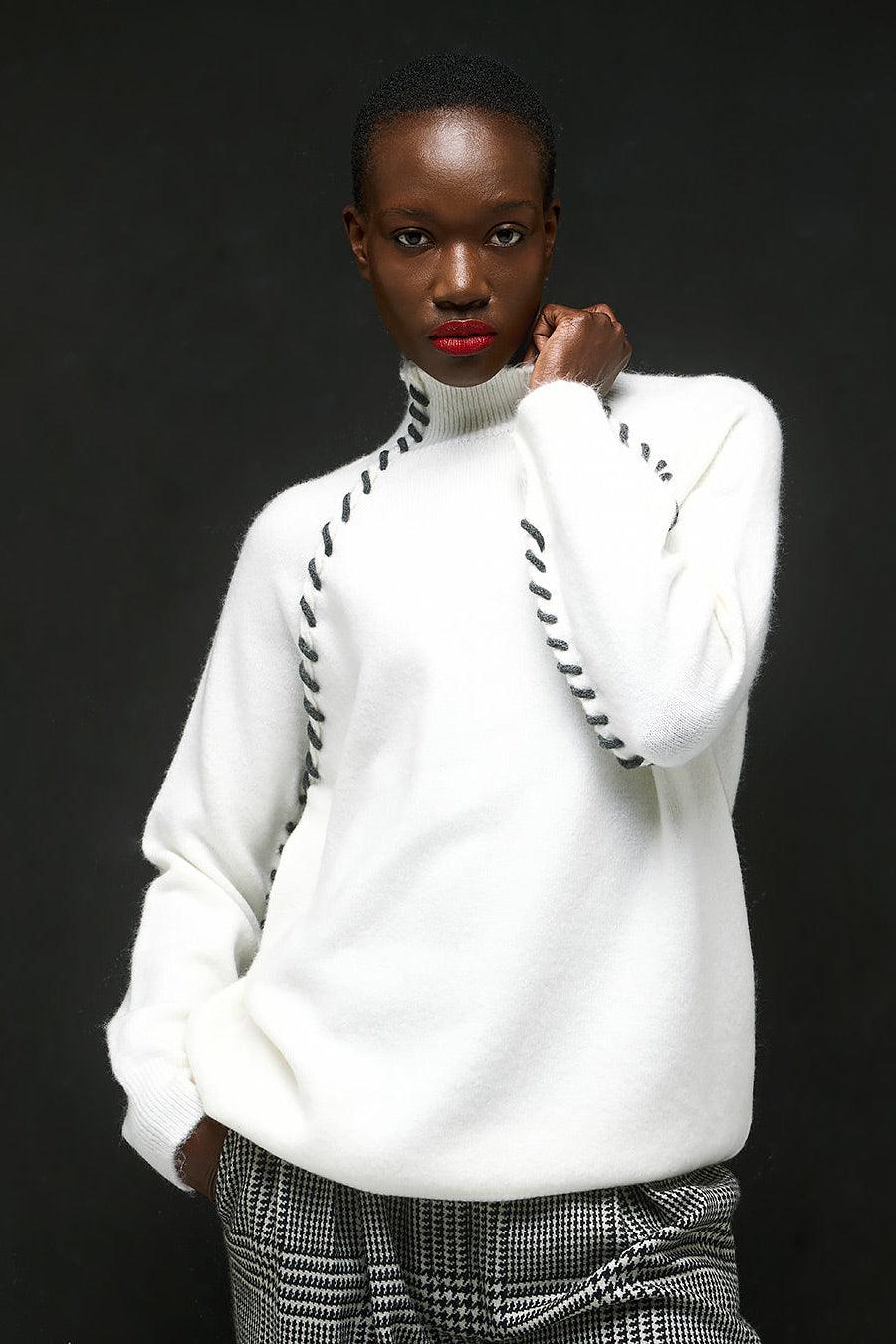 Tailor Made - Πλεκτό Off White Πουλόβερ με Ψηλό Γιακά & Χειροποίητη Διακοσμητική Ραφή