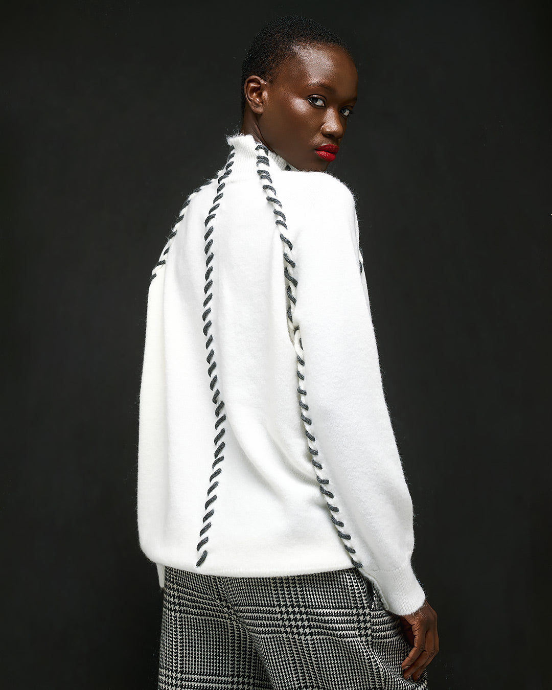 Tailor Made - Πλεκτό Off White Πουλόβερ με Ψηλό Γιακά & Χειροποίητη Διακοσμητική Ραφή