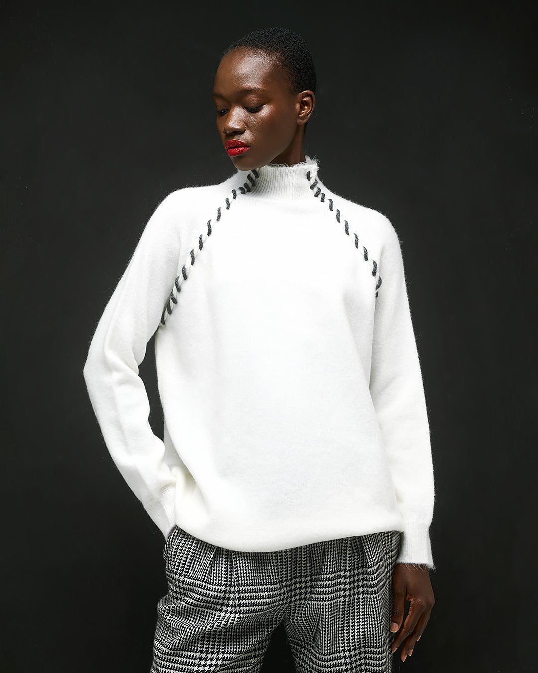 Tailor Made - Πλεκτό Off White Πουλόβερ με Ψηλό Γιακά & Χειροποίητη Διακοσμητική Ραφή