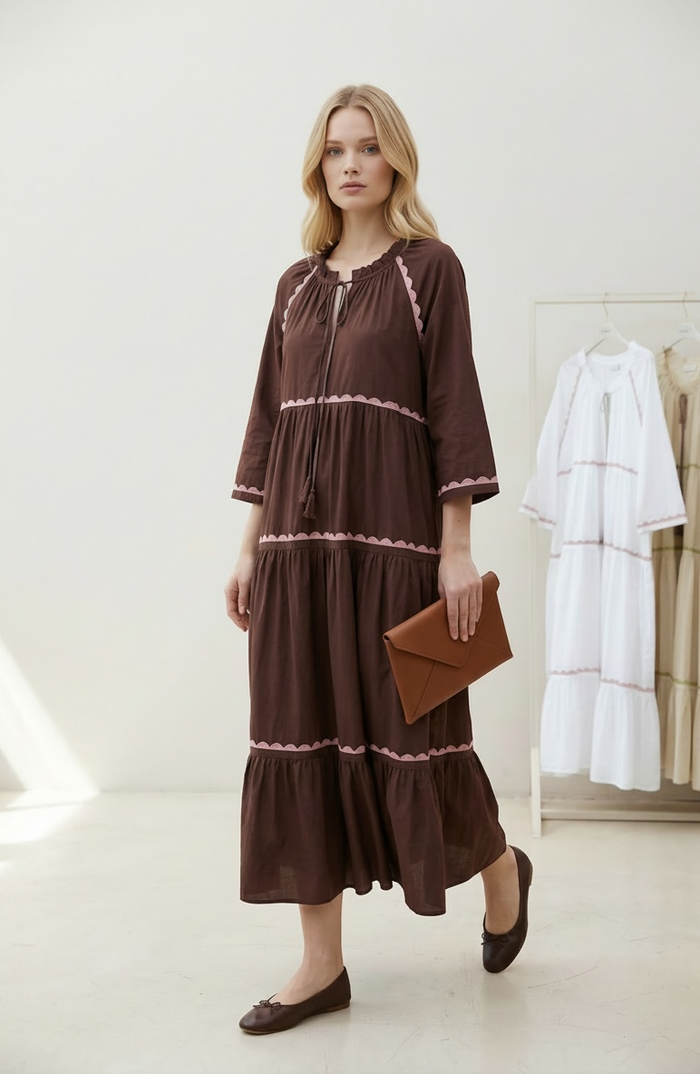 Gioya &Co - Καφέ Boho φόρεμα με ροζ διακοσμητικές λεπτομέρειες