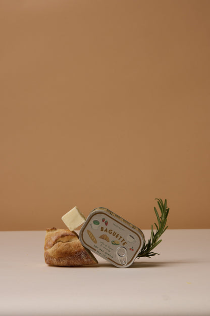 Paddywax Bistro French Baguette - Φυτικό Κερί 127gr σε μεταλλικό δοχείο-κονσέρβα Rosemary Thyme