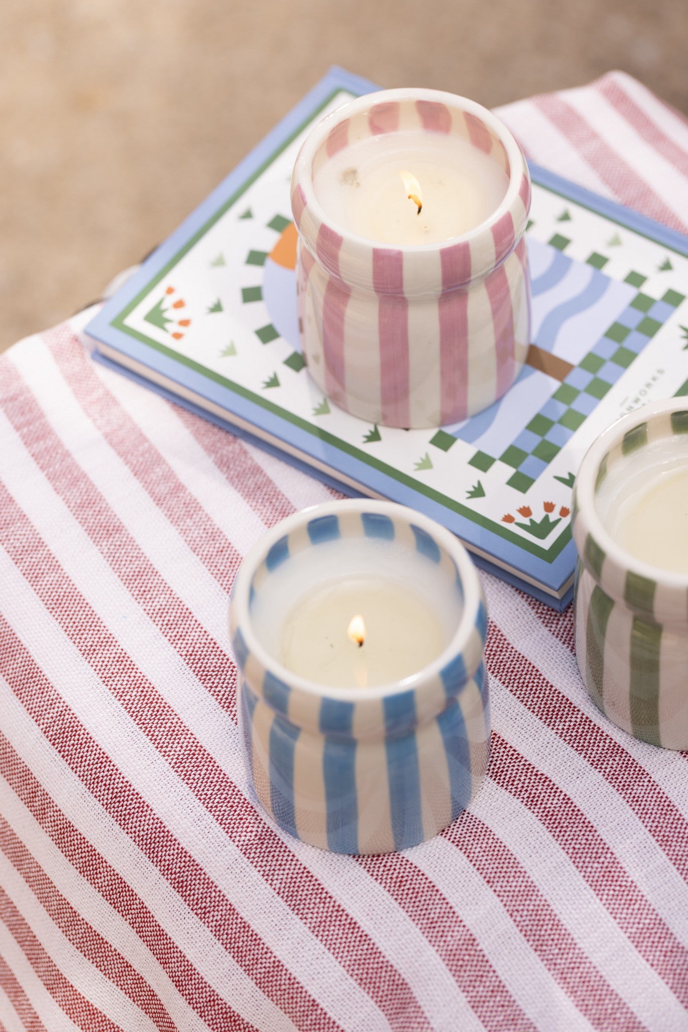 Paddywax Cabana Grecian Sand - Φυτικό Κερί 184gr σε λιλά ριγέ κεραμικό δοχείο