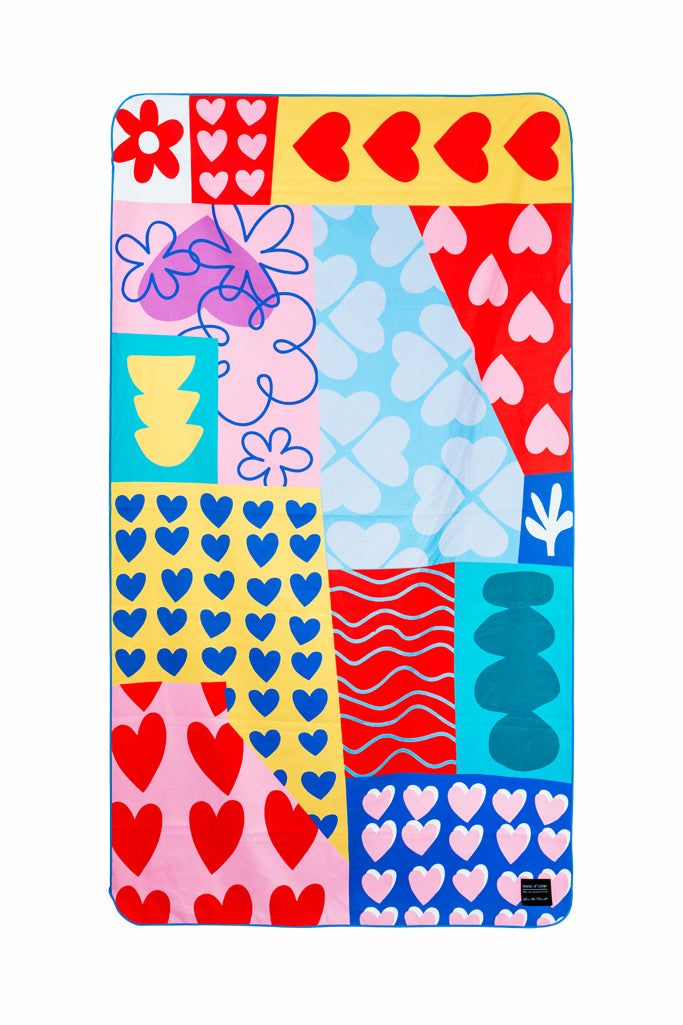 Teeter Totter - Colourful Heart Οικολογική Quick Dry Πετσέτα Microfiber από Ανακυκλωμένο PET με τσαντάκι μεταφοράς