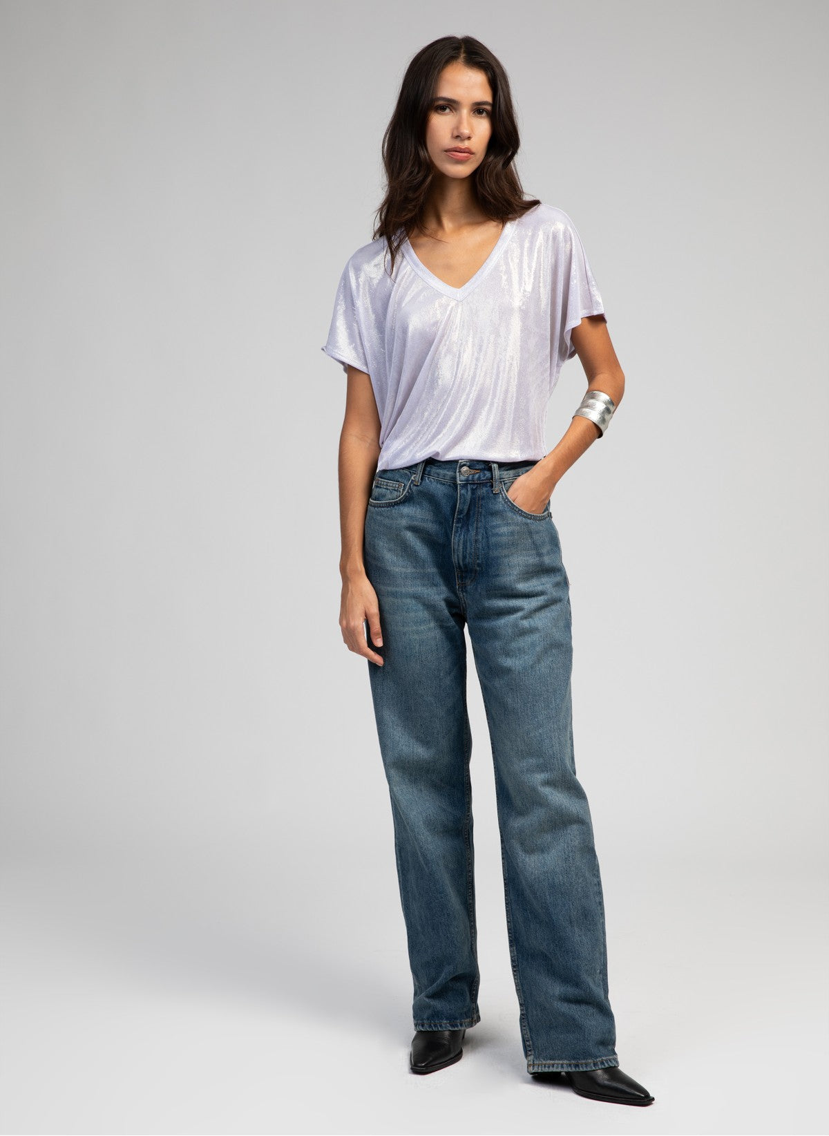 An'ge Agnez- Γυναικείο Γυαλιστερό Μπλουζάκι με V Λαιμόκοψη Λευκό