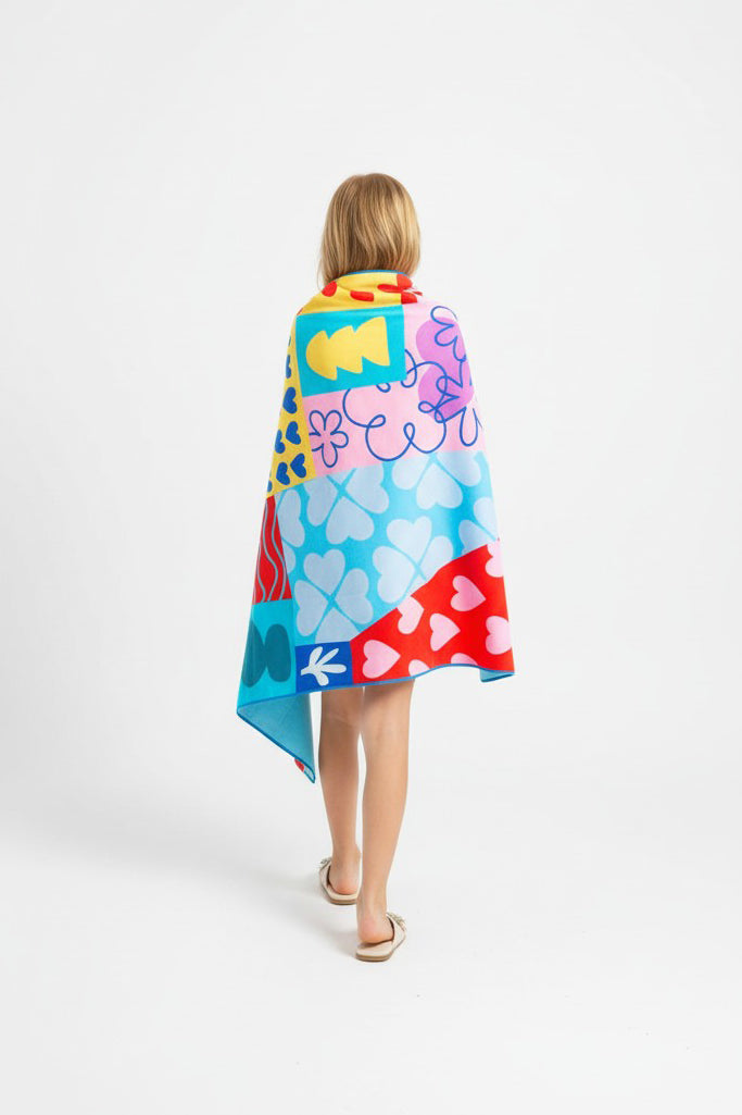Teeter Totter - Colourful Heart Οικολογική Quick Dry Πετσέτα Microfiber από Ανακυκλωμένο PET με τσαντάκι μεταφοράς