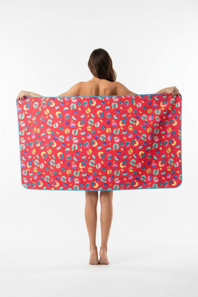 Teeter Totter - Red Leopard Οικολογική Quick Dry Πετσέτα Microfiber από Ανακυκλωμένο PET με τσαντάκι μεταφοράς